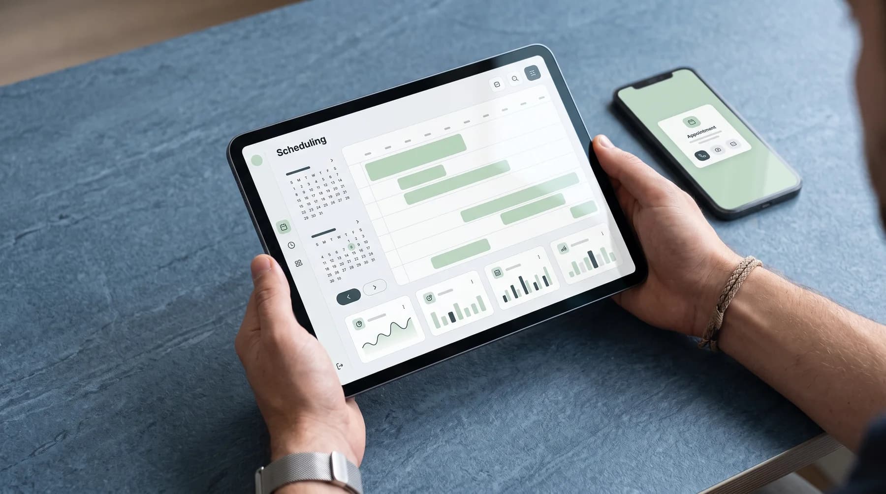 Tampilan jadwal dan data pada tablet dan ponsel.